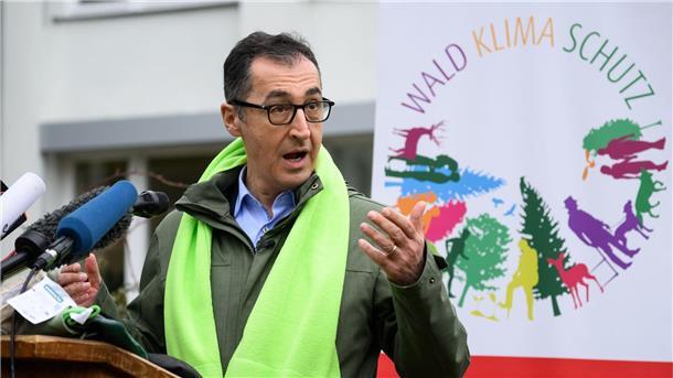 Deutsche Wälder im Klimastress Bundeslandwirtschaftsminister Cem Özdemir bei der Vorstellung des Waldzustandsberichts 2022 in Berlin.