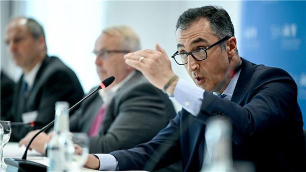 Länder fordern vom Bund mehr Geld für Umbau zu mehr Tierwohl Bundeslandwirtschaftsminister Cem Özdemir (Bündnis 90/Die Grünen spricht bei einer Pressekonferenz am Rande der Sonder-Agrarministerkonferenz zum „Umbau der Nutztierhaltung“.
