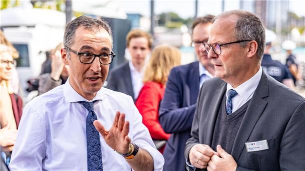 Agrarminister appellieren an Berlin: Mittel nicht kürzen Bundeslandwirtschaftsminister Cem Özdemir (Bündnis90/Die Grünen, l) im Gespräch mit seinem schleswig-holsteinischen Kollegen Werner Schwarz (CDU).