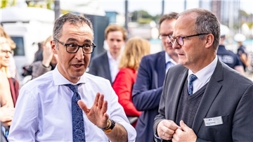 Bundeslandwirtschaftsminister Cem Özdemir (Bündnis90/Die Grünen, l) im Gespräch mit seinem schleswig-holsteinischen Kollegen Werner Schwarz (CDU).