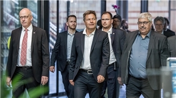 Bundesminister für Wirtschaft und Klimaschutz, Robert Habeck, besucht gemeinsam mit Stadtverordnetenvorsteher Thorsten von Haaren und Oberbürgermeister Melf Grantz das Bremerhavener Klimahaus.