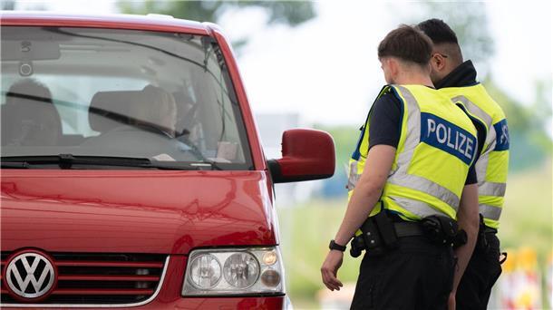 Polizisten weisen bei Grenzkontrollen 37 Hooligans ab Bundespolizisten haben an den Außengrenzen zu Bayern mehr als 30 mutmaßlich gewaltbereiten Fußballfans die Einreise verweigert.