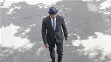 Bundespräsident Alain Berset auf dem Weg zur Konferenz, bei der er seinen Rücktritt erklärt.