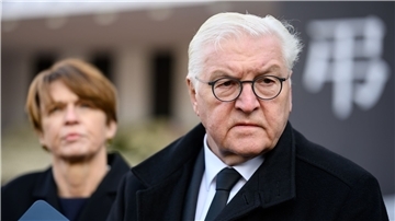 Bundespräsident Frank-Walter Steinmeier äußert sich gegenüber Medienvertretern in Seoul.