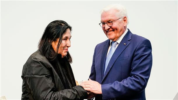 Bundespräsident Frank-Walter Steinmeier gratuliert Emine Sevgi Özdamar, der diesjährigen Preisträgerin des Schillerpreises der Stadt Mannheim.