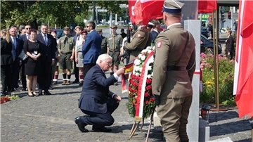 Bundespräsident Frank-Walter Steinmeier hat einen Kranz für die Opfer des Warschauer Aufstands niedergelegt.