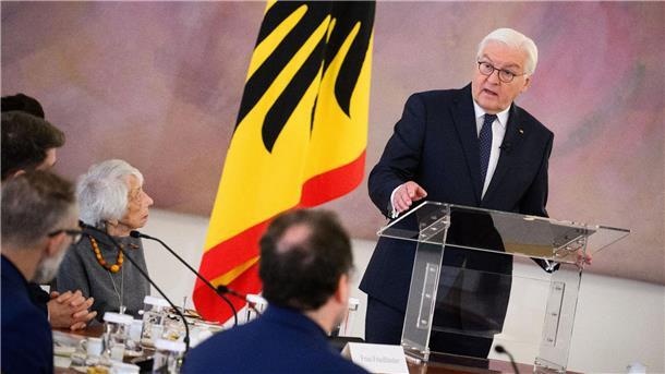 Steinmeier sagt Juden in Deutschland Schutz zu Bundespräsident Frank-Walter Steinmeier hatte Juden und Muslime, Israelis und Palästinenser ins Schloss Bellevue eingeladen.