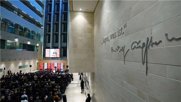 Rudolf Augstein wäre 100 Jahre alt geworden Bundespräsident Frank-Walter Steinmeier (hinten) spricht während der Feierstunde „100 Jahre Rudolf Augstein“ im „Spiegel“-Verlagsgebäude. An der Wand: Augsteins Leitsatz.