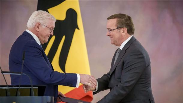 Bundespräsident Frank-Walter Steinmeier (l.) und Boris Pistorius im Schloss Bellevue in Berlin.