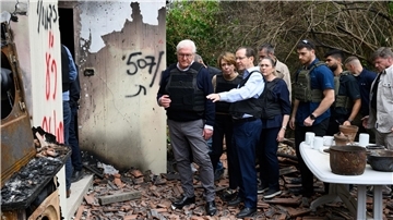 Bundespräsident Frank-Walter Steinmeier (l.) und seine Frau Elke Büdenbender besuchen zusammen mit  Israels Staatspräsident Izchak Herzog den Kibbuz Beeri im Grenzgebiet zum Gazastreifen im Süden Israels.