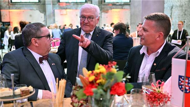 Krieg und Krisen bestimmten Einheitsfeier in Erfurt Bundespräsident Frank-Walter Steinmeier (M) im Gespräch mit Besuchern des Bürgerfestes.