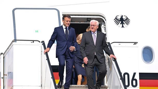 Bundespräsident Frank-Walter Steinmeier (r) und der französische Präsident Emmanuel Macron sind am Flughafen Münster/Osnabrück gelandet.