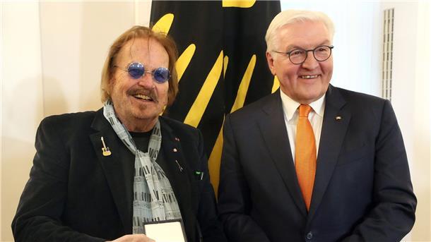 Frank Zander mit zweitem Bundesverdienstkreuz geehrt Bundespräsident Frank-Walter Steinmeier (r) verleiht den Bundesverdienstkreuz 1. Klasse an Frank Zander.