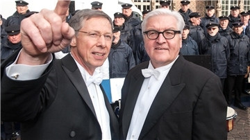 Bundespräsident neben der Fahne