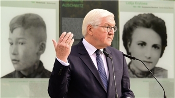 Bundespräsident Frank-Walter Steinmeier spricht beim Festakt am Denkmal für die im Nationalsozialismus ermordeten Sinti und Roma in Berlin.