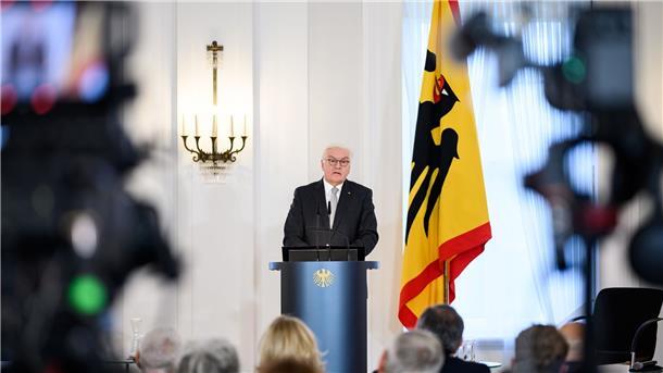Steinmeier: 9. November erinnert für immer an den Holocaust  Bundespräsident Frank-Walter Steinmeier spricht zur Eröffnung der Tagung „Wie erinnern wir den 9. November? Ein Tag zwischen Pogrom und demokratischen Aufbrüchen“ im Schloss Bellevue.