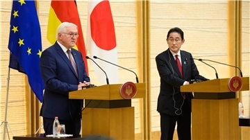 Bundespräsident Frank-Walter Steinmeier und Ministerpräsident Fumio Kishida äußern sich nach ihrem Gespräch bei einer Pressekonferenz.