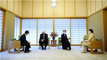 Bundespräsident Frank-Walter Steinmeier und seine Frau Elke Büdenbender werden von Kaiser Naruhito und Kaiserin Masako im Kaiserpalast empfangen.