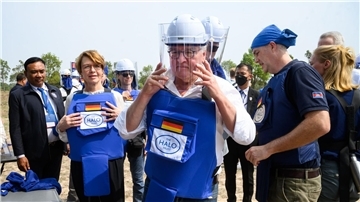 Bundespräsident Frank-Walter Steinmeier und seine Frau Elke Büdenbender (l.) in Kambodscha.