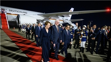 Bundespräsident Frank-Walter Steinmeier und seine Frau Elke Büdenbender bei ihrer Ankunft in Kambodscha. Auch der fünftägigen Südost-Asien-Reise besuchen sie auch Malaysia.
