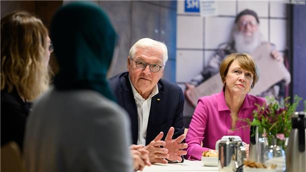 Steinmeier: Anstrengungen für Wohnungslose weiter notwendig Bundespräsident Frank-Walter Steinmeier und seine Frau Elke Büdenbender unterhalten sich im Zentrum am Zoo mit Mitarbeiterinnen und Mitarbeitern der neuen Kinderakademie der Berliner Stadtmission.