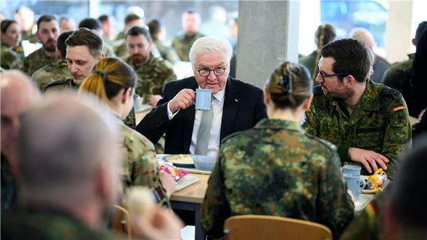 Steinmeier versichert Baltenstaaten Beistand und Schutz Bundespräsident Frank-Walter Steinmeier unterhält sich auf der estnischen Luftwaffenbasis Ämari mit dort stationierten deutschen Soldatinnen und Soldaten.