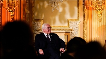 Bundespräsident Frank-Walter Steinmeier wird mit dem Henry-Kissinger-Preis 2022 ausgezeichnet. Steinmeier lauscht der Rede der ehemaligen US-Außenministerin Condoleezza Rice bei dem Empfang der Berliner American Academy in New York.