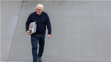 Bundespräsident Frank-Walter Steinmeier auf dem Weg zum Flugzeug.
