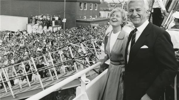 Großsegler als Besuchermagneten: Wie die Sail 1986 nach Bremerhaven kam Bundespräsident Richard von Weizsäcker und Ehefrau Marianne atehen auf einem Schiff und zeigen sich den Besuchern der Sail 1986