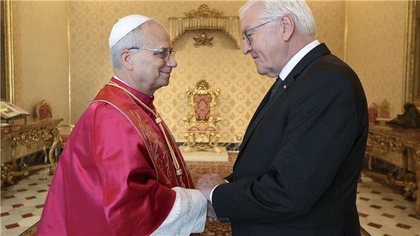 Steinmeier: Papst kann wichtiger Vermittler in Krisen sein Bundespräsident Steinmeier trifft dem Papst bei Privataudienz.