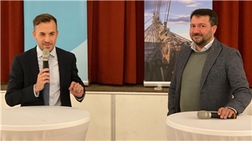 Zwei Männer mit Mikrofonen an Tischen. Einen intensiven Austausch über die Zukunft der Region und die Herausforderungen der Bundespolitik gab es zwischen dem CDU-Bundestagsabgeordneten Bastian Ernst (links) und dem CDU-Landesvorsitzenden Jochen Steinkamp.