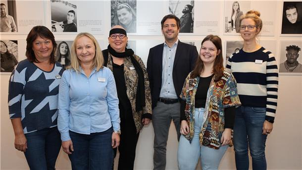 Bundestagsabgeordneter Daniel Schneider (SPD) (3.v.r.) informierte sich beim Jugendmigrationsdienst (JMD) des Paritätischen: (v.l.) Vera Nickels und Dorota Mrusek, Helle Vanini, Jurina Silberborth und Daniela Fontein.