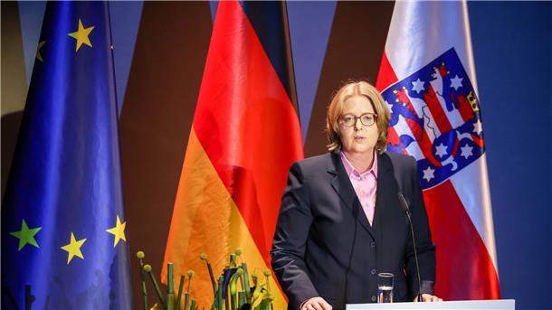 Krieg und Krisen bestimmten Einheitsfeier in Erfurt Bundestagspräsidentin Bärbel Bas spricht zum Festakt anlässlich der Einheitsfeierlichkeiten in Erfurt.