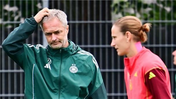 Bangen um Berger: Wück-Team mit zwei Bayern-Rückkehrerinnen Bundestrainer Christian Wück muss auf Stammkeeperin Ann-Katrin Berger verzichten. (Archivbild)