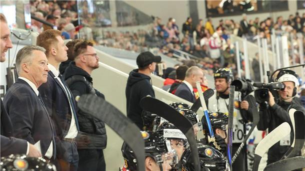 Bundestrainer Kreis mag Kameras in der Eishockey-Kabine Bundestrainer Harold Kreis begrüßt Kameras in der Eishockey-Kabine.