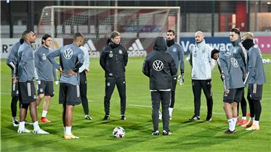 Bundestrainer Joachim Löw (von hinten zu sehen) spricht zu seinen Spielern. Im Vorfeld des Spiels gegen Tschechien gibt es Corona-Vorfälle.