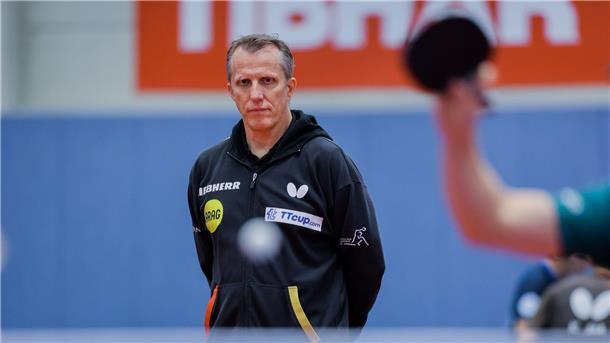 Weltklasse mit 31: Der späte Aufstieg des Benedikt Duda Bundestrainer Jörg Roßkopf beim Training der Tischtennis-Nationalmannschaft. (Archivbild)