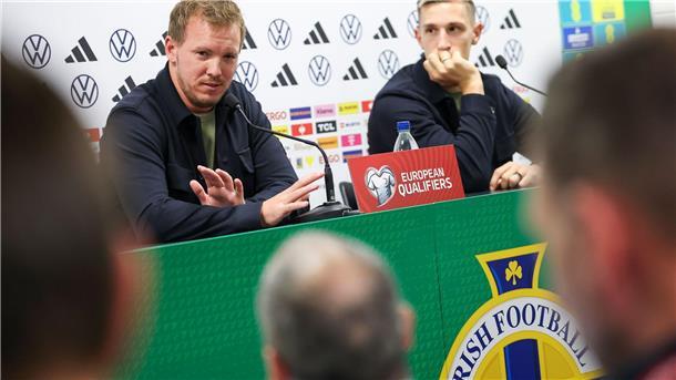 Beim Thema FC Bayern wird BVB-Profi Schlotterbeck wortkarg Bundestrainer Julian Nagelsmann (l) und Verteidiger Nico Schlotterbeck bei der Pressekonferenz vor dem Nordirland-Spiel.