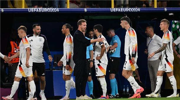 100.000 Euro für die Spieler - DFB kassiert 15,75 Millionen Bundestrainer Julian Nagelsmann (M) spricht mit den Spielern während einer Spielunterbrechung.