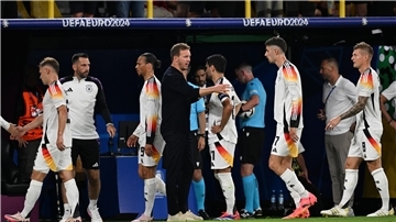Bundestrainer Julian Nagelsmann (M) spricht mit den Spielern während einer Spielunterbrechung.