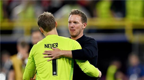 Nagelsmann: „Nicht so einfach“ für Spanien gegen Georgien Bundestrainer Julian Nagelsmann (r) umarmt nach dem Sieg Deutschlands Torhüter Manuel Neuer.