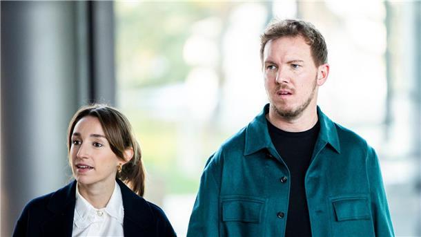 Bundestrainer Julian Nagelsmann und seine Partnerin Lena Wurzenberger bei der Verleihung der Sepp-Herberger-Awards in der Wolfsburger Autostadt.