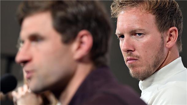 Das sagt Nagelsmann über Thomas Müller als WM-Assistenten Bundestrainer Nagelsmann (r.) traut seinem Ex-Spieler Müller (l.) auch eine Laufbahn als Coach zu. (Archivbild)