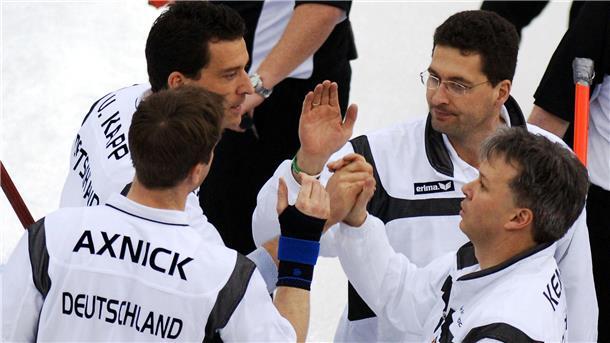 Mit Curling-Gen im Blut: Deutsche Männer wollen zu Olympia Bundestrainer Uli Kapp (links hinten) und sein Bruder Andy (rechts hinten) haben ihre Spielerkarriere zwar schon längst beendet, sind dem Curling aber trotzdem erhalten geblieben.