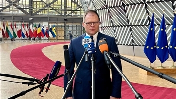 Bundesumweltminister Carsten Schneider (SPD) wirbt für das Ziel, die Emissionen in den nächsten 15 Jahren um 90 Prozent im Vergleich zu 1990 zu senken.