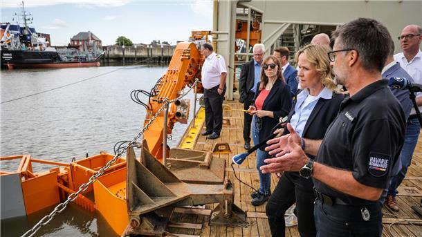 Ölkatastrophen: Bund prüft Einsatz von Chemikalien im Meer Bundesumweltministerin Steffi Lemke (Grüne, 2.v.r.) besuchte das Havariekommando im Rahmen ihrer Sommerreise und spricht dort über den Einsatz sogenannter Dispergatoren.
