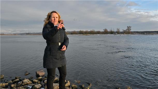 Bundesumweltministerin Steffi Lemke (Grüne) steht im Nationalpark Unteres Odertal am deutsch-polnischen Grenzfluss Oder.