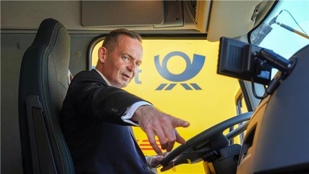 Flotten werden umgerüstet: Das Paket kommt elektrisch Bundesverkehrsminister Volker Wissing in einem elektrisch angetriebenen Lastwagen.