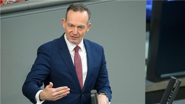 49-Euro-Ticket nimmt vorletzte finanzielle Hürde Bundesverkehrsminister Volker Wissing spricht im Bundestag über das 49-Euro-Ticket im ÖPNV.