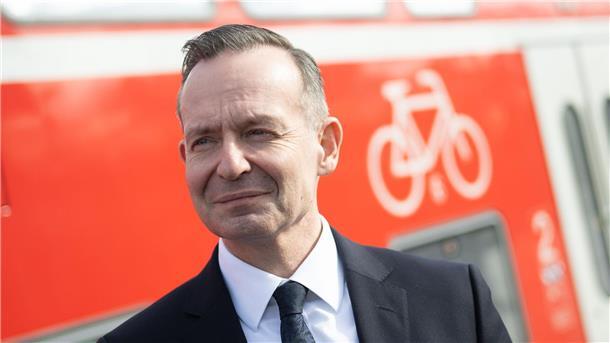 Bundesverkehrsminister Volker Wissing will für mehr Pünktlichkeit bei der Bahn sorgen.